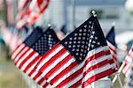 Amerikanische Flaggen angezeigt auf Straße