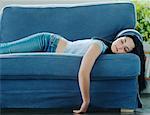 Femme couchée sur le canapé