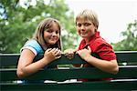 Enfants assis sur un banc de parc