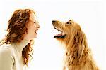 Femme et chien riant