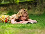Frau Lesung auf Gras