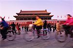 Menschen auf Fahrrädern, Tiananmen-Platz, Peking, China