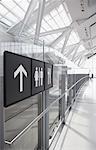 Signes, aéroport International Pearson de Toronto, Canada