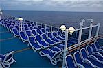 Chaises longues sur le navire de croisière