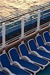 Chaises longues sur le navire de croisière