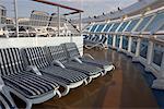 Chaises longues sur le navire de croisière