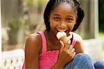 Portrait de fille manger la crème glacée