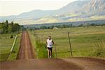 Homme en cours d'exécution sur Country Road, Colorado, USA