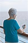 Frau anhören der MP3-Player auf Kreuzfahrtschiff