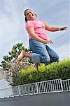 Mädchen auf Trampolin springen