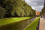 Rivière bordée d'arbres, St Petersburg, Russie