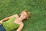 Femme couchée sur l'herbe