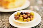 Schüssel mit Oliven mit Baguette