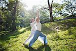 Homme femme aidant avec le Yoga