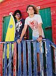 Amis de cabane de plage avec planche de surf