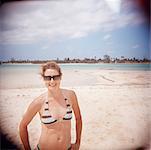 Frau im Bikini am Strand, Kaimaninseln, Caribbean