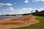 Plage de la rivière Volga, Fort du Kremlin ancien dans le fond, Volgorod, Russie