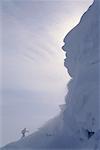 Raquette de personne en montagne, golfe Reine-Maud, Nunavut, Canada
