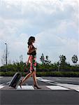 Femme qui marche dans le stationnement avec bagages