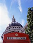 Telefonzelle und St. Paul's Cathedral in London, England