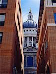 Vue sur la cathédrale St Pauls' à travers les bâtiments, Londres, Angleterre