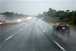Voitures sur l'autoroute pendant la tempête de pluie