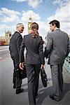 Gens d'affaires sur le pont de Westminster, Londres, Angleterre