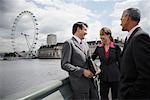 Gens d'affaires sur le pont de Westminster, Londres, Angleterre