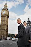 Hommes d'affaires, debout sur le pont de Westminster, Londres, Angleterre