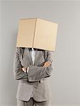 Geschäftsfrau Karton auf dem Kopf tragen