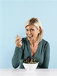 Portrait de femme manger salade