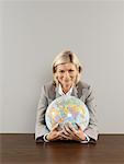 Portrait de femme d'affaires tenant le Globe