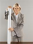Portrait de femme d'affaires, tenir le Tube en carton