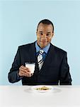 Portrait d'homme d'affaires avec le verre de lait
