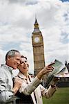 Touristes avec carte, Londres, Angleterre