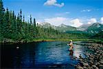 Homme pêche à la mouche, Territoires du Nord-Ouest, Canada