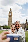 Couple ayant photo prise en face de Big Ben, Londres, Angleterre