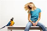 Frau und blau und gelb Macaw