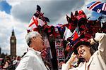 Tourist versucht auf Souvenir Hat an der Westminster Bridge, London, England