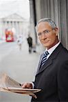 Portrait d'homme d'affaires avec du papier journal