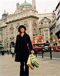 Femme avec des sacs à provisions, Londres, Angleterre