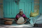 Frau, die Trennung von Reis, Mandalay, Myanmar