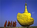 Moines novices à Kyaukthanban Stupa, près de la pagode Kyaiktiyo, Myanmar