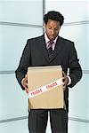 Unternehmer holding Box mit Fragile Aufkleber drauf