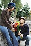 Homme donnant des fleurs pour femme