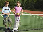 Mädchen und jungen in einen Tennisplatz