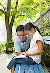 Père fille regarder écrire