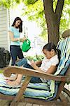 Mère et fille sur le Patio de la maison