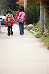 Enfants à pied à l'école