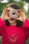 Porträt des Mädchens mit Donut